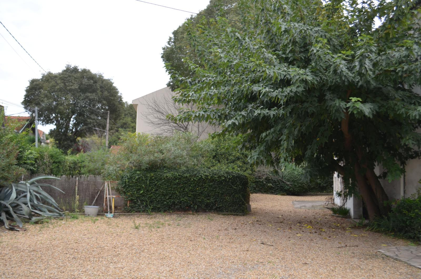 
                                                Location
                                                 Dans propriété arborée et sécurisée Montpellier