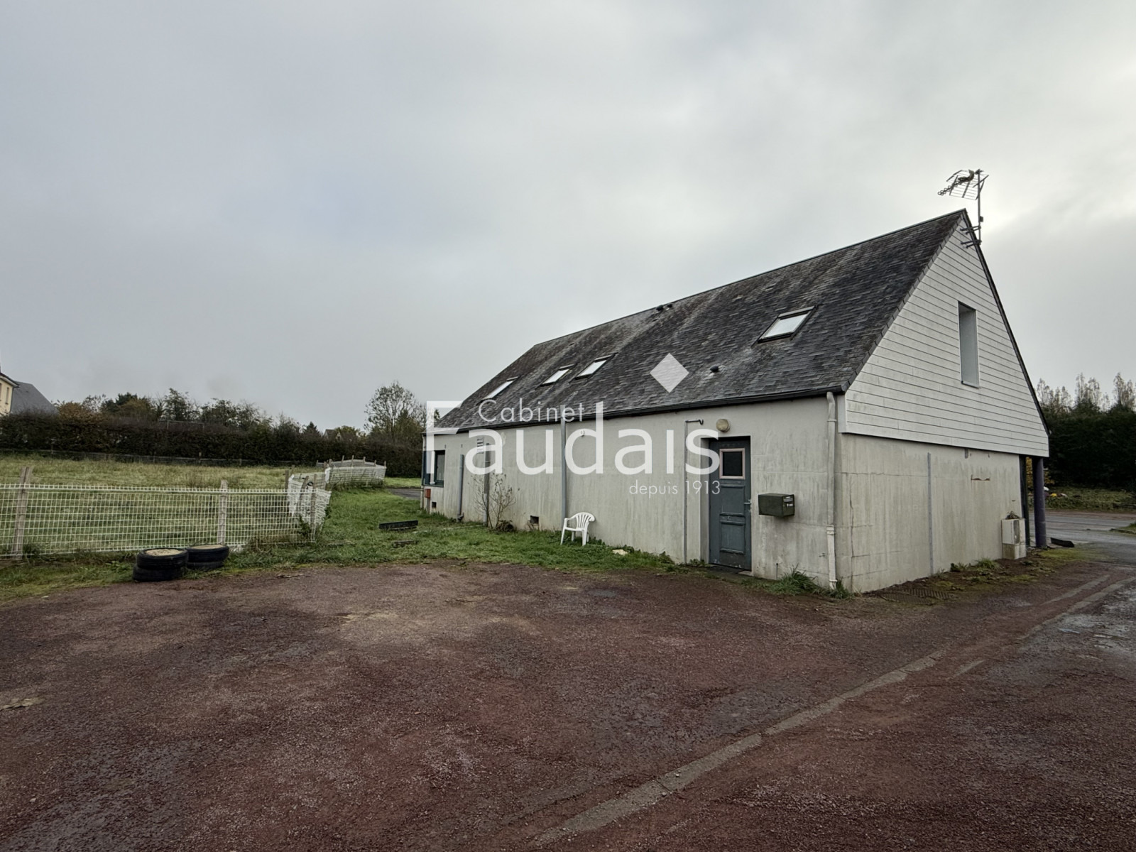 
                                                Vente
                                                 Dans un petit village de BOURGVALLEES