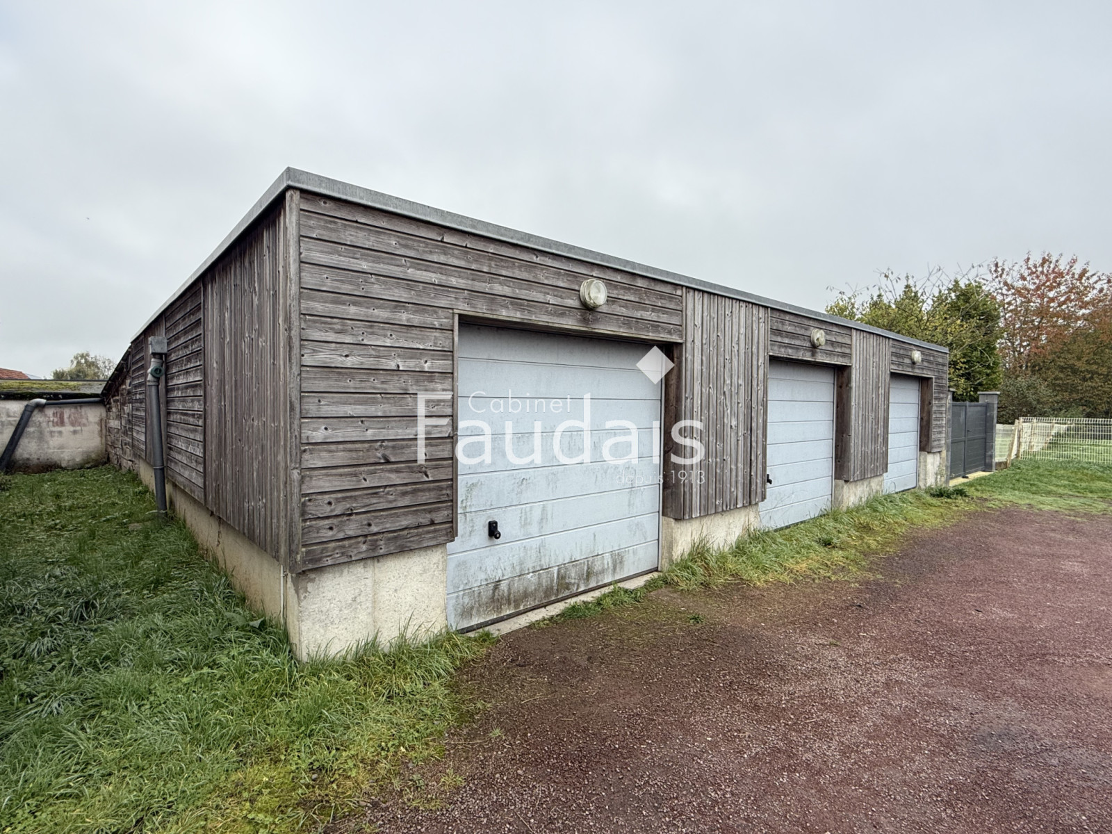 
                                                Vente
                                                 Dans un petit village de BOURGVALLEES