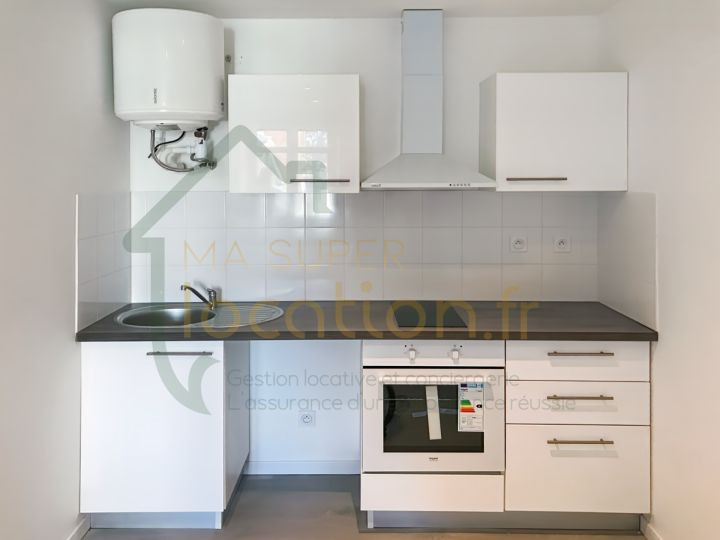Location
                                                 Dans une résidence sécurisée, studio meublé de 24m2