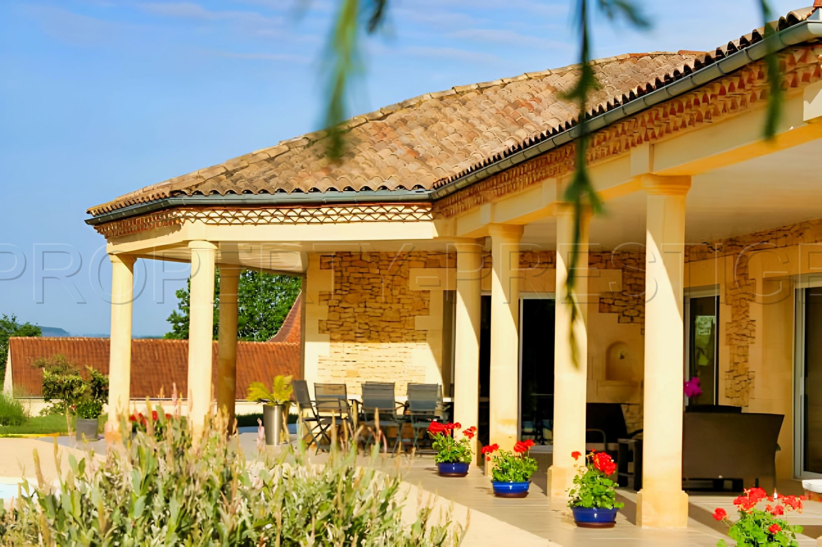 
                                                Vente
                                                 DEMEURE DE STANDING EN PERIGORD NOIR 1 ha