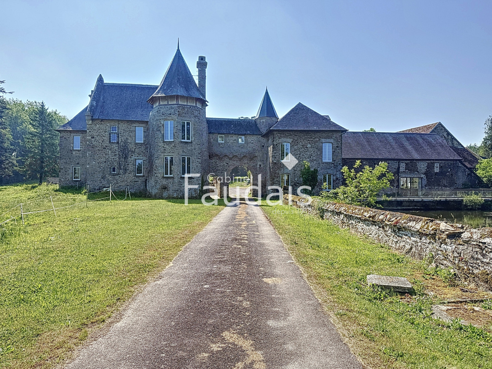 
                                                Vente
                                                 Demeure historique du 13ème siècle, SAINT-LO (50000), caract
