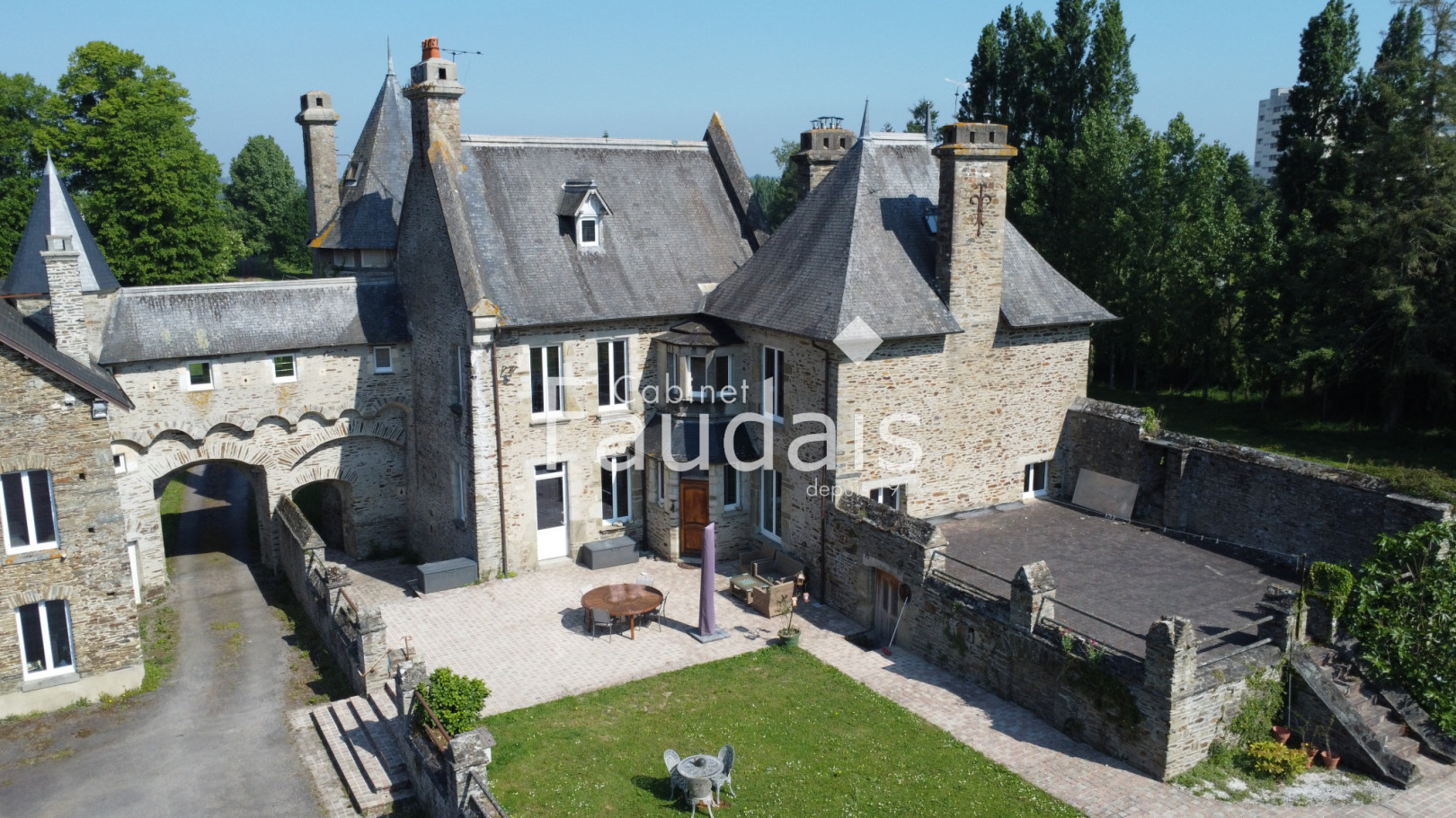 
                                                Vente
                                                 Demeure historique du 13ème siècle, SAINT-LO (50000), caract