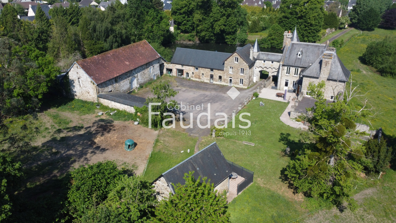 
                                                Vente
                                                 Demeure historique du 13ème siècle, SAINT-LO (50000), caract