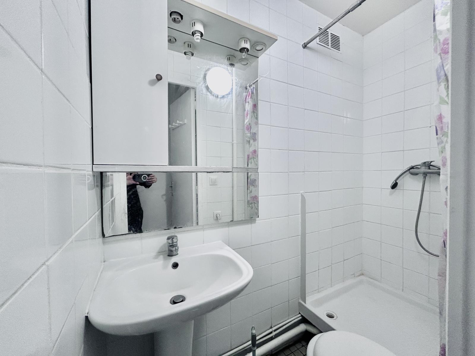 
                                                Colocation
                                                 Demi-studio meublé salle de bain et WC privatifs