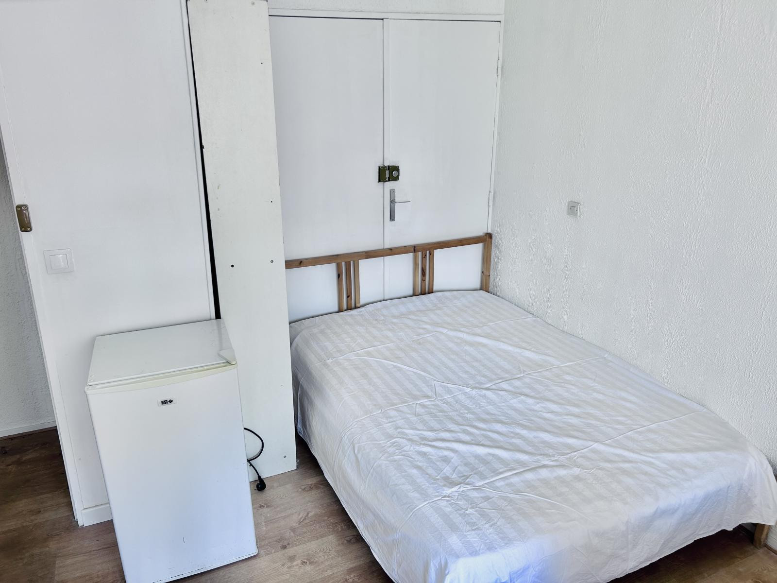 
                                                Colocation
                                                 Demi-studio meublé salle de bain et WC privatifs