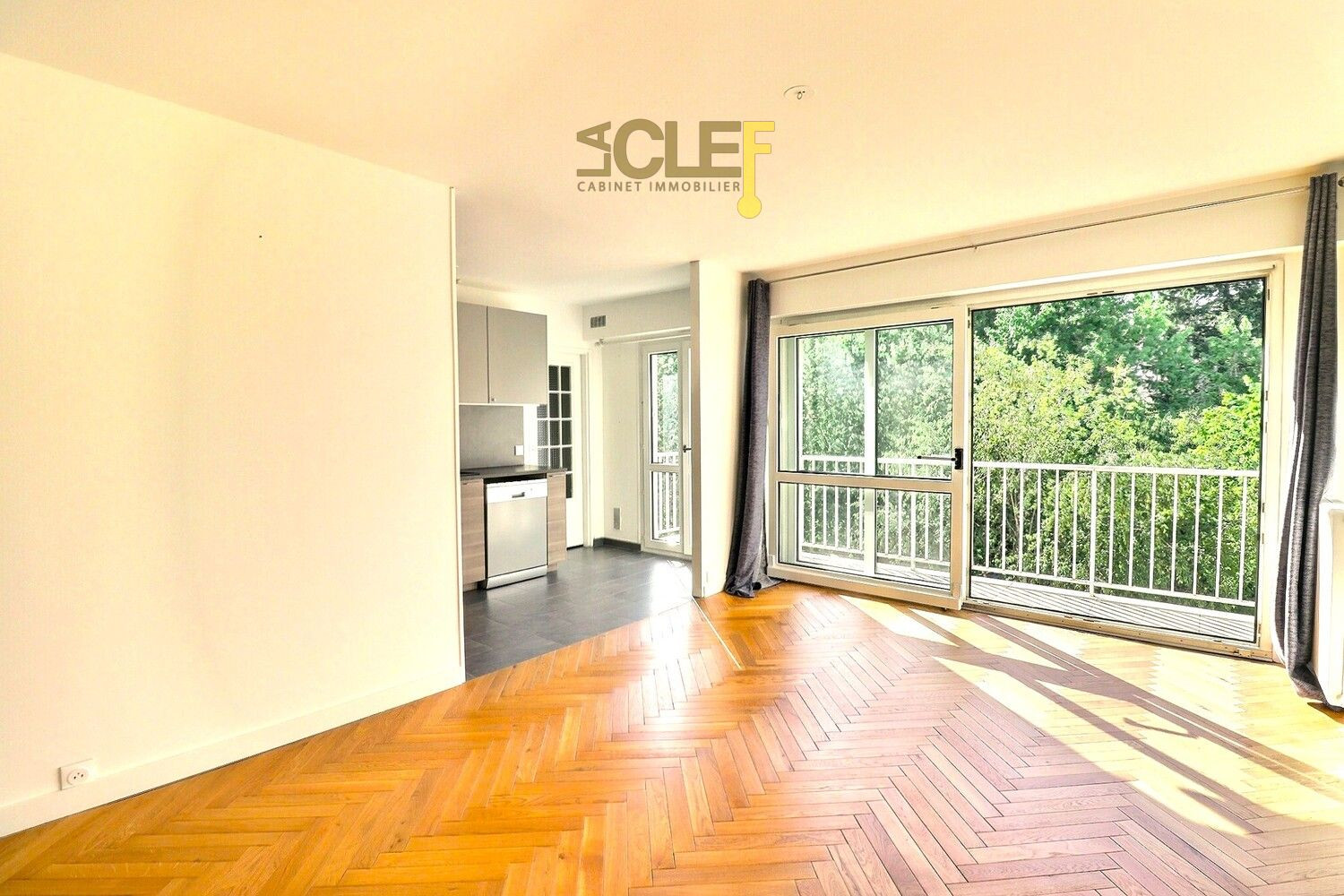 
                                                Vente
                                                 Dernier étage - 4 pièces - 80m² - Balcon