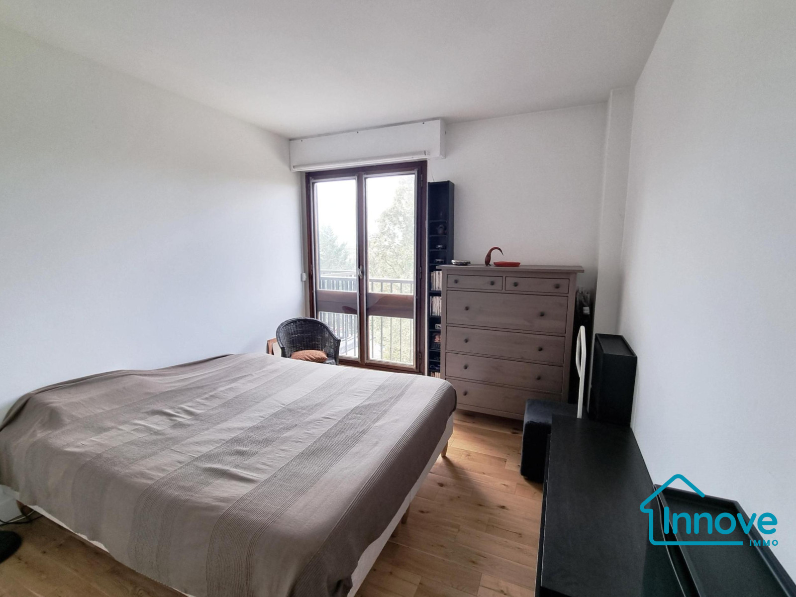 
                                                Vente
                                                 Dernier étage, appartement 109 m² 3/4 chbres centre ville