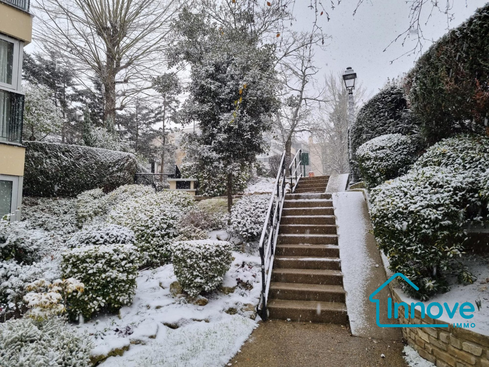 
                                                Vente
                                                 Dernier étage, appartement 109 m² 3/4 chbres centre ville