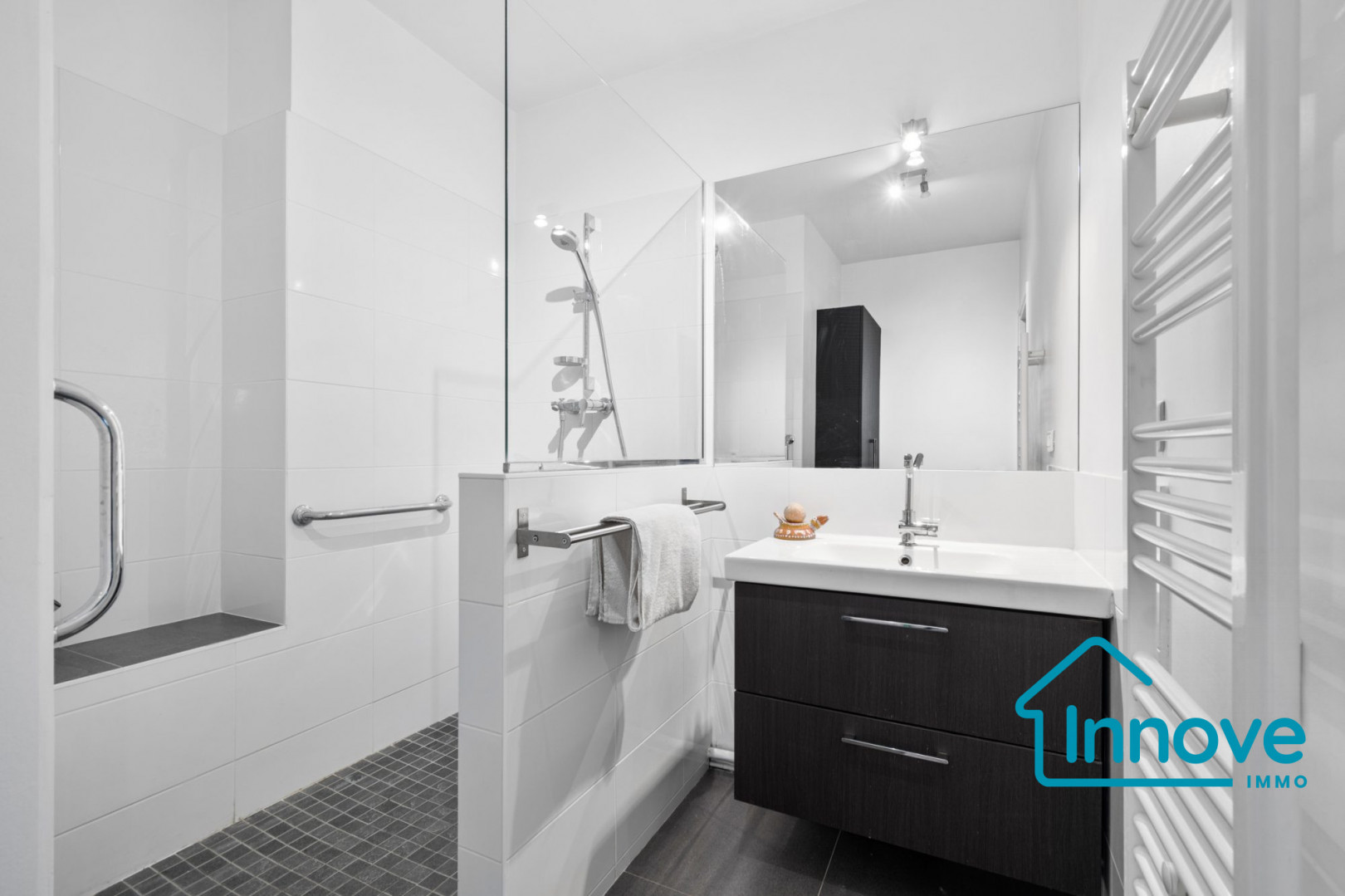 
                                                Vente
                                                 Dernier étage, appartement 109 m² 3/4 chbres centre ville