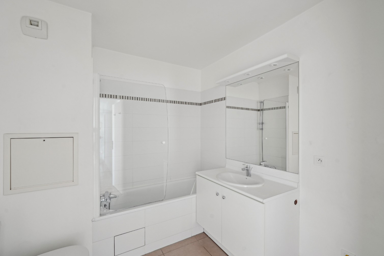 
                                                Vente
                                                 Dernier étage familial 4 pièces avec terrasse !