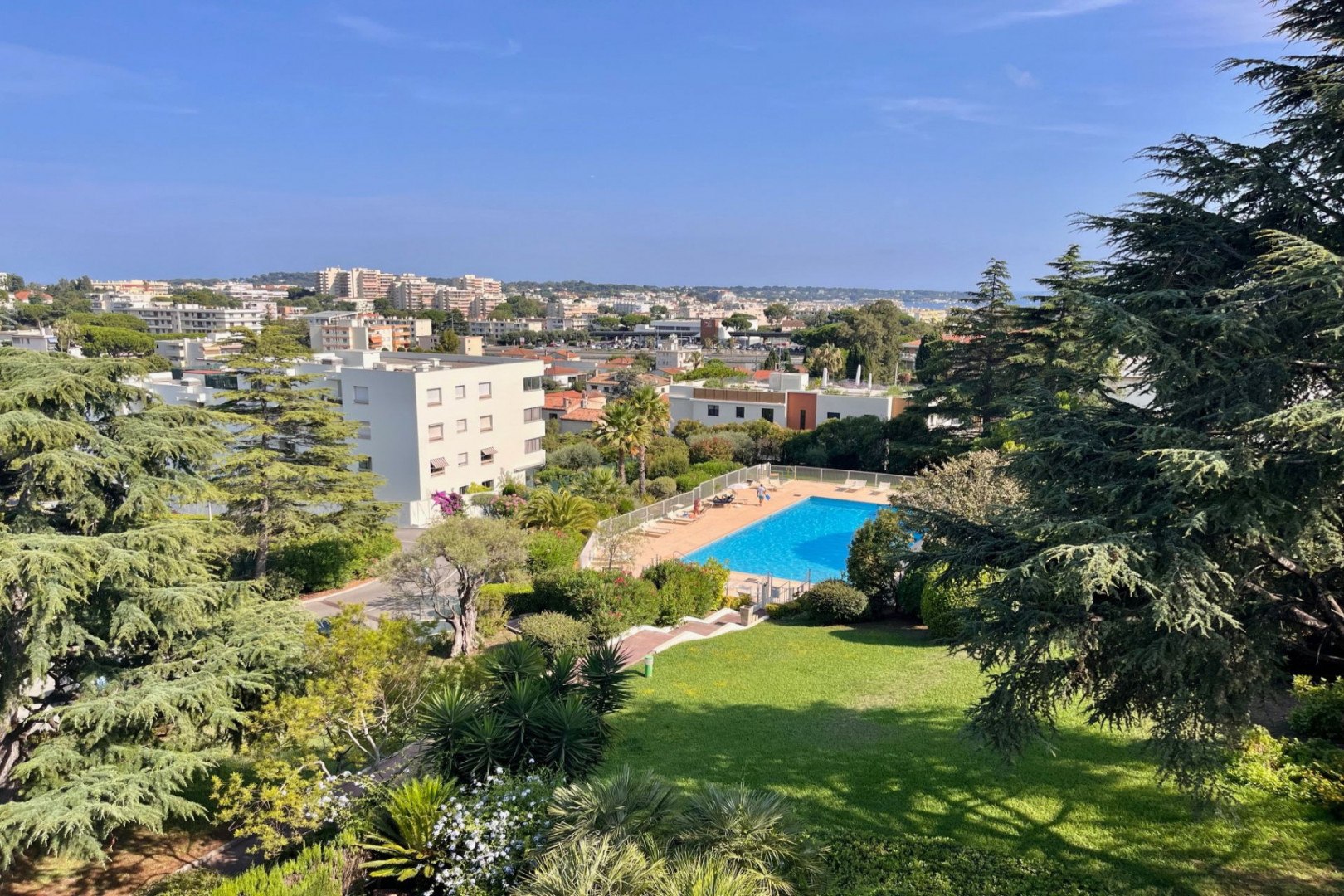 
                                                Vente
                                                 Dernier étage sud grande terrasse vue mer.