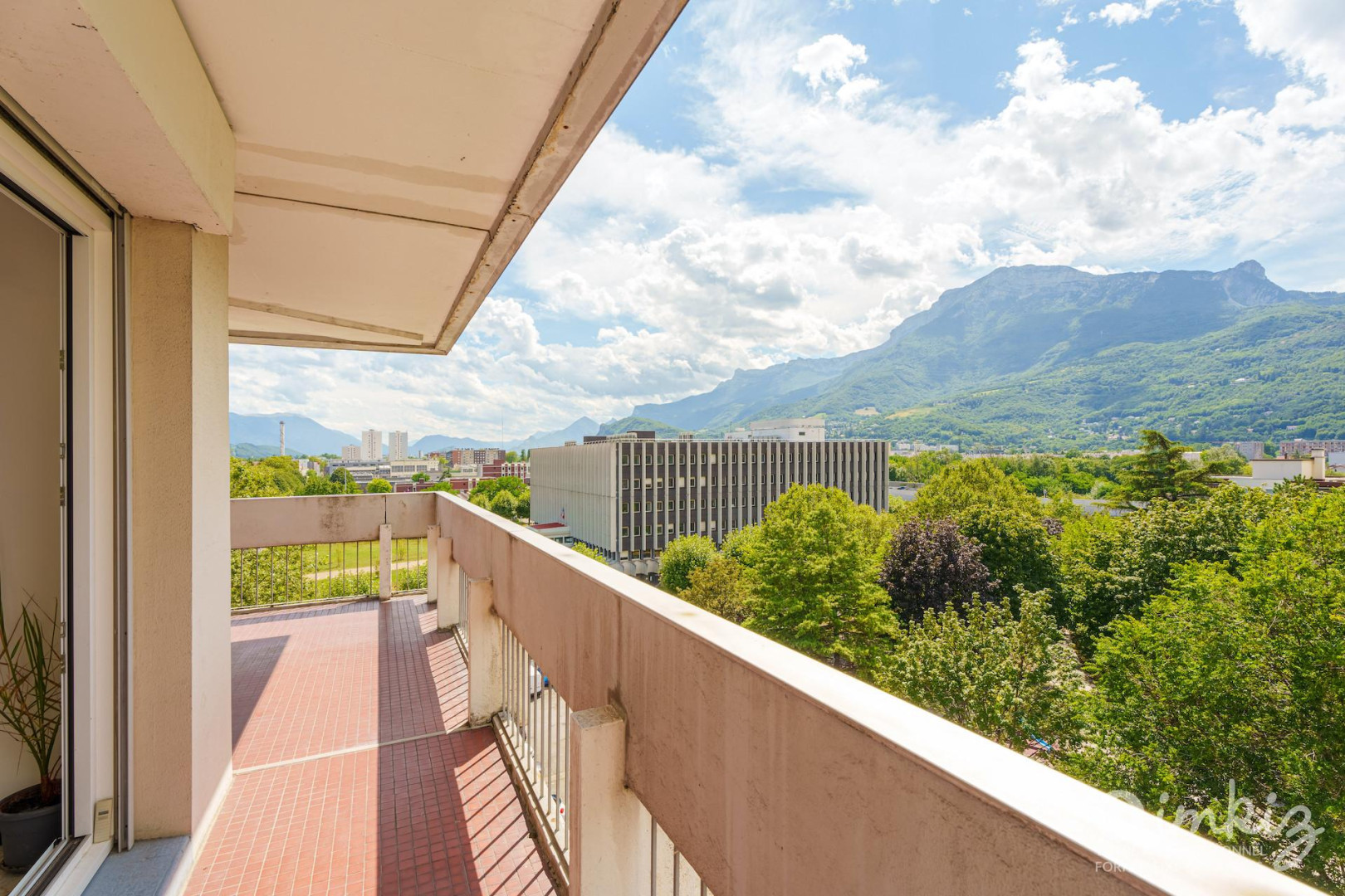 
                                                Vente
                                                 Dernier étage, vue dégagée, balcon 16m²