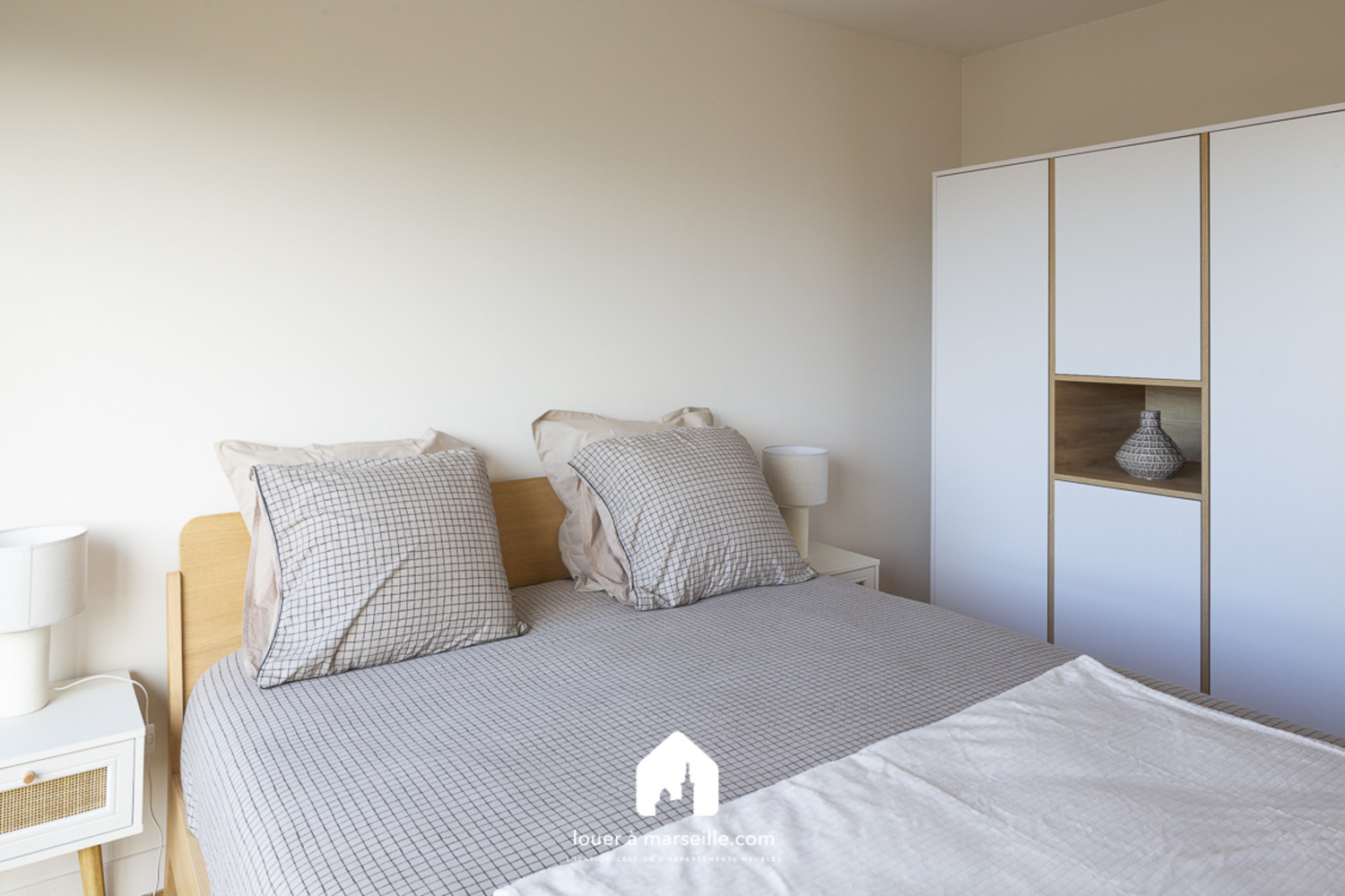 
                                                Location
                                                 Design Saint Anne