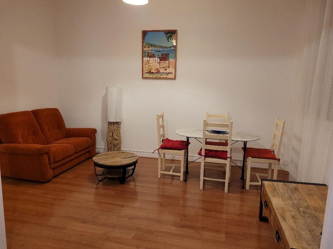 
                                                Location
                                                 Desservi par transports en commun, quartier Port