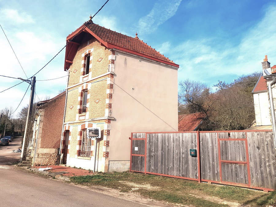 
                                                Vente
                                                 Deux maisons de village avec du potentiel