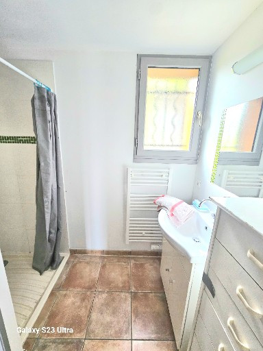 
                                                Vente
                                                 Deux maisons sur un terrain de 3000 m2 .