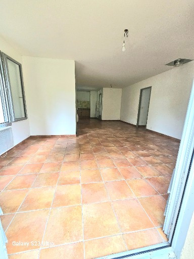 
                                                Vente
                                                 Deux maisons sur un terrain de 3000 m2 .