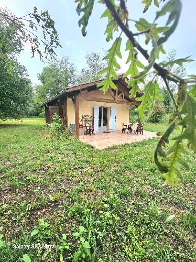 
                                                Vente
                                                 Deux maisons sur un terrain de 3000 m2 .