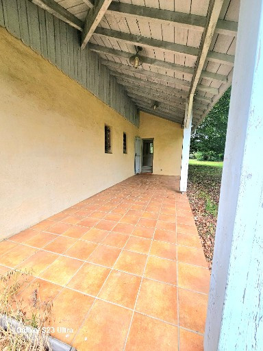 
                                                Vente
                                                 Deux maisons sur un terrain de 3000 m2 .