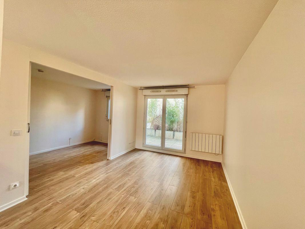 
                                                Location
                                                 Deux pièces avec terrasse
