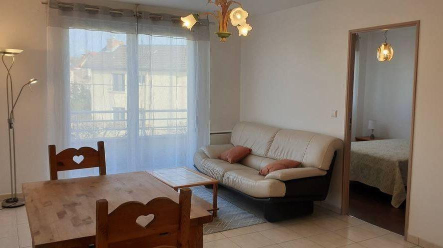 
                                                Location
                                                 Deux pièces meublés, lumineux et calme avec balcon