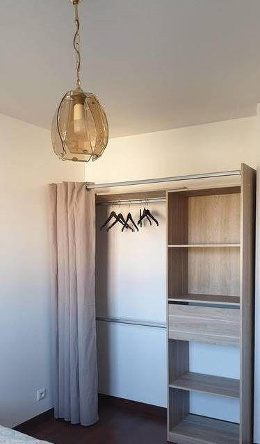 
                                                Location
                                                 Deux pièces meublés, lumineux et calme avec balcon