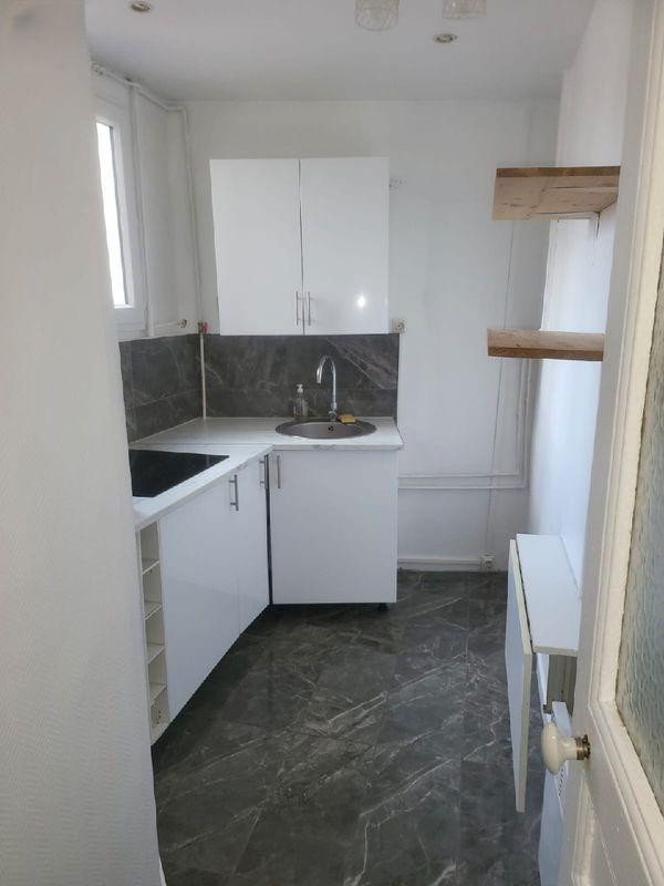 
                                                Location
                                                 Deux pièces paris XVII Guy Moquet