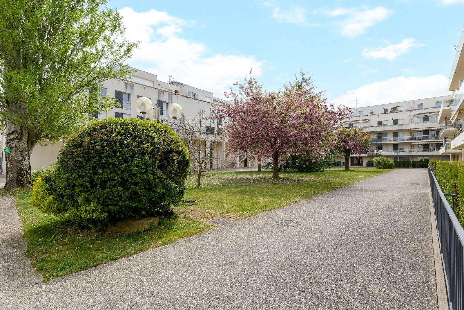 
                                                Location
                                                 Deux Pièces Reims - proche sciences po.