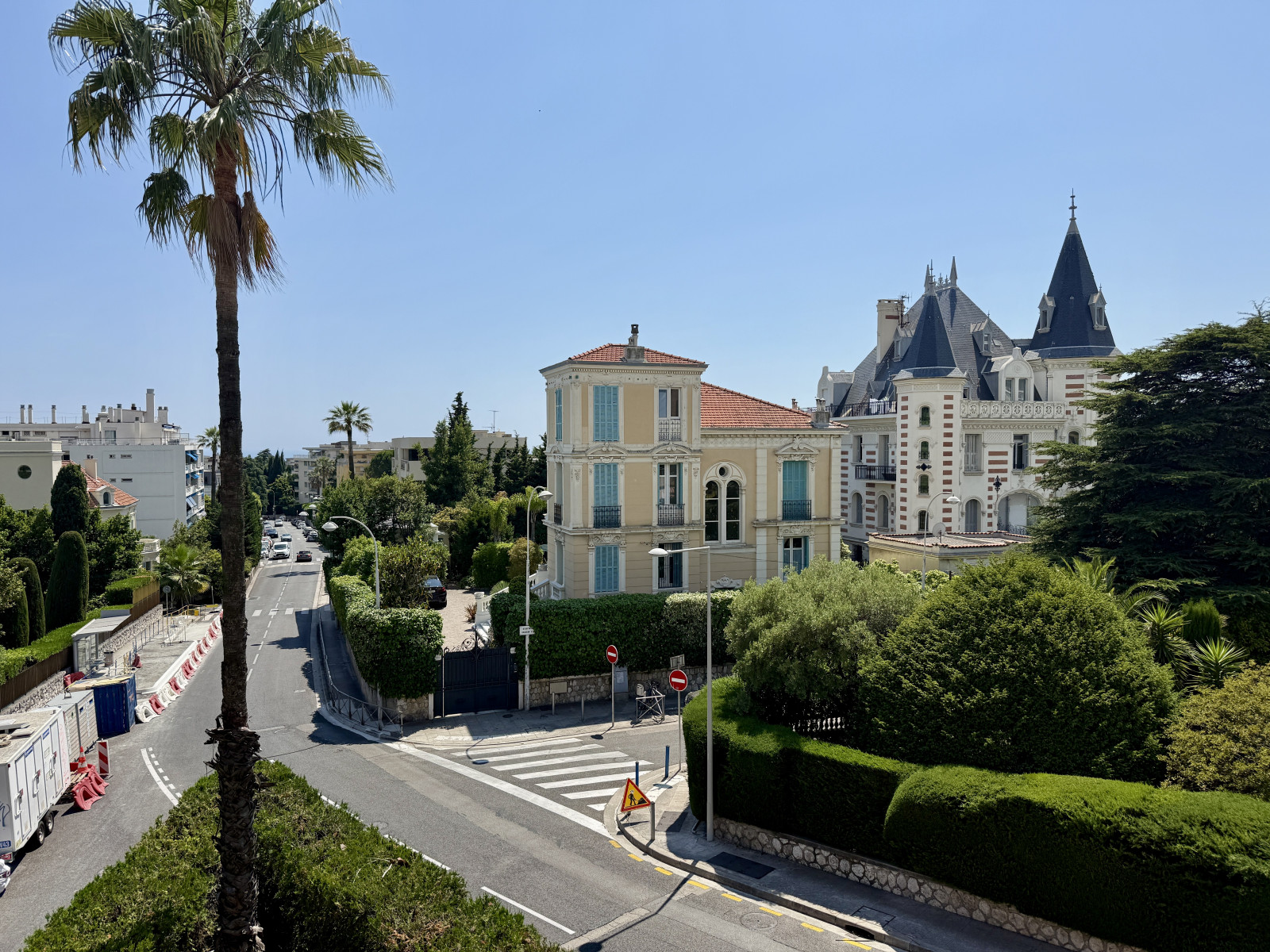 
                                                Vente
                                                 Deuxième et dernier étage d'une petite maison à rénover située au coeur de Cimiez