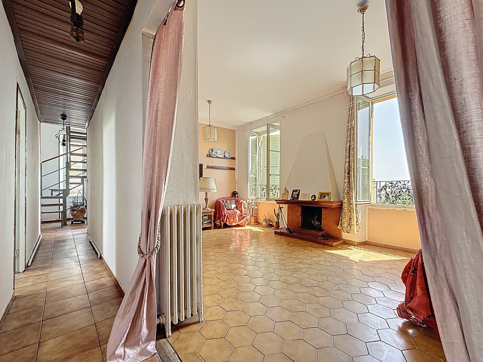 
                                                Vente
                                                 Deuxième et dernier étage d'une petite maison à rénover située au coeur de Cimiez