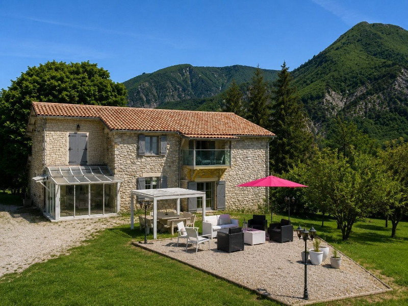 
                                                Vente
                                                 Domaine 230m2 sur 2 hectares de terrain