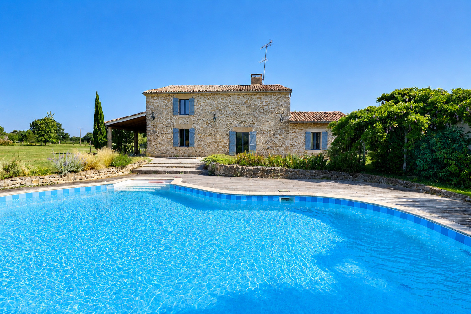 
                                                Vente
                                                 Domaine avec gîte et écuries