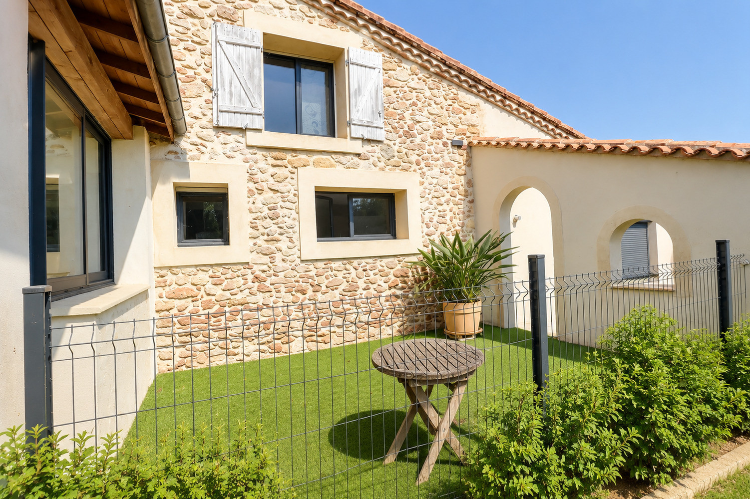 
                                                Vente
                                                 Domaine avec gîte et écuries