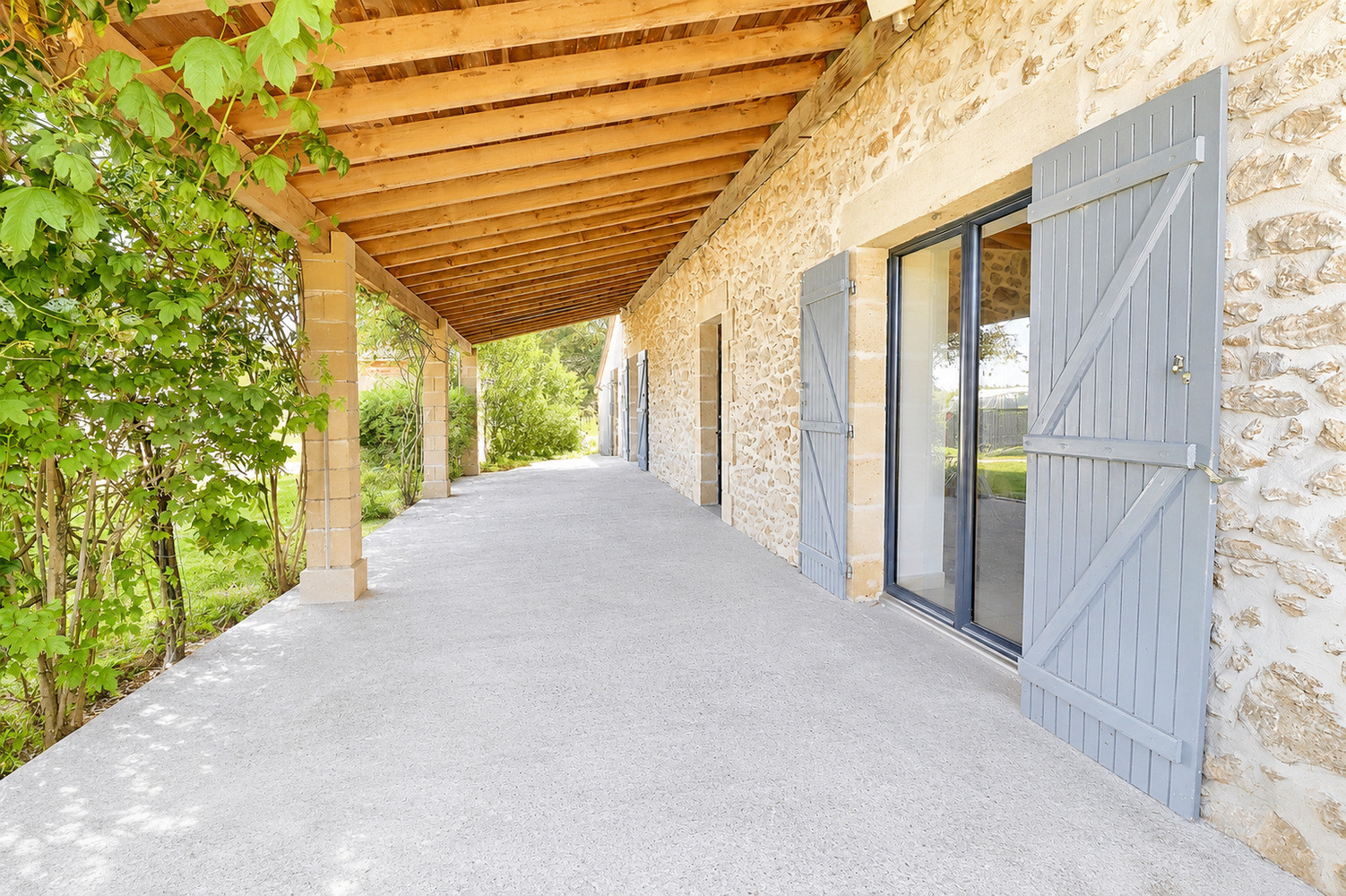 
                                                Vente
                                                 Domaine avec gîte et écuries