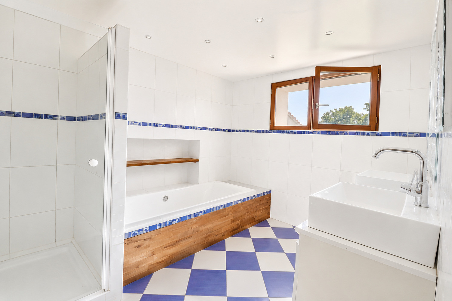 
                                                Vente
                                                 Domaine avec gîte et écuries