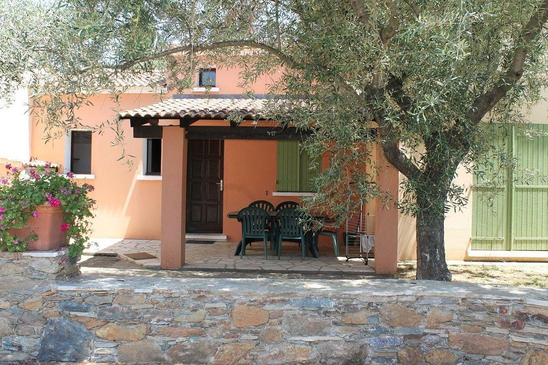 
                                                Location
                                                 Domaine familiale avec piscine et tennis