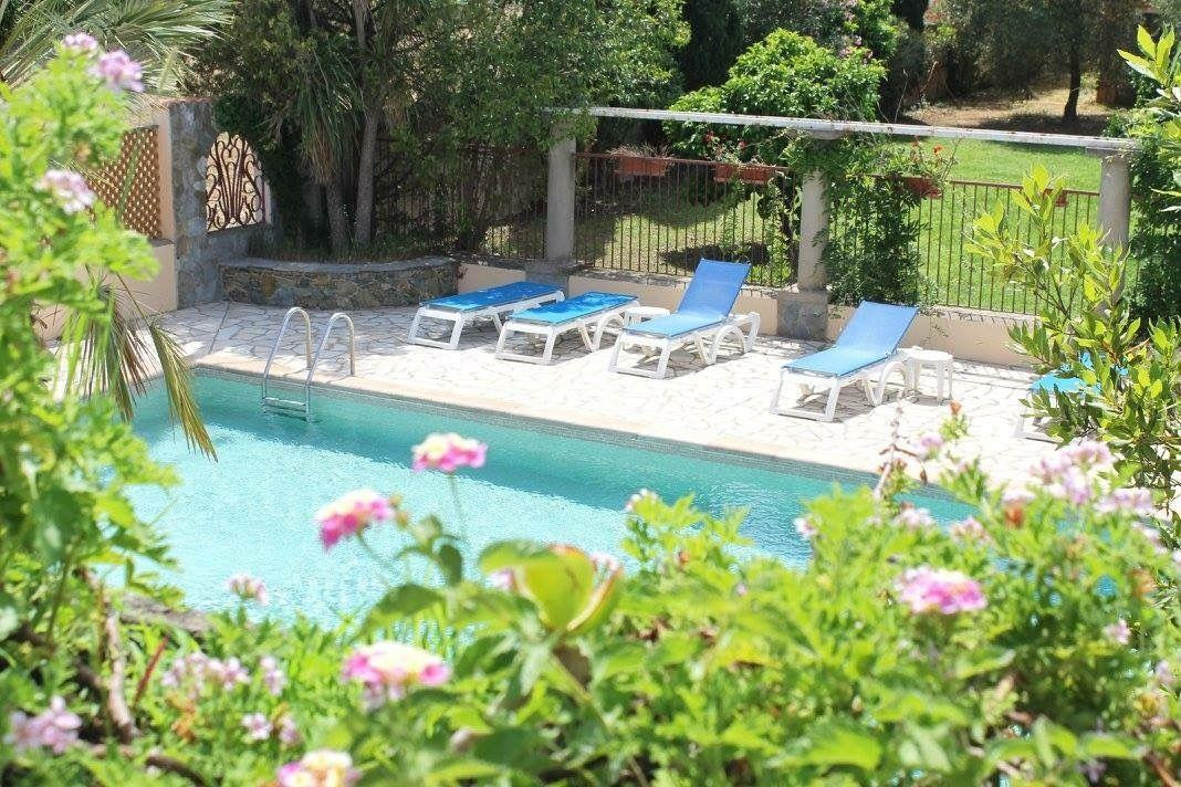 
                                                Location
                                                 Domaine familiale avec piscine et tennis