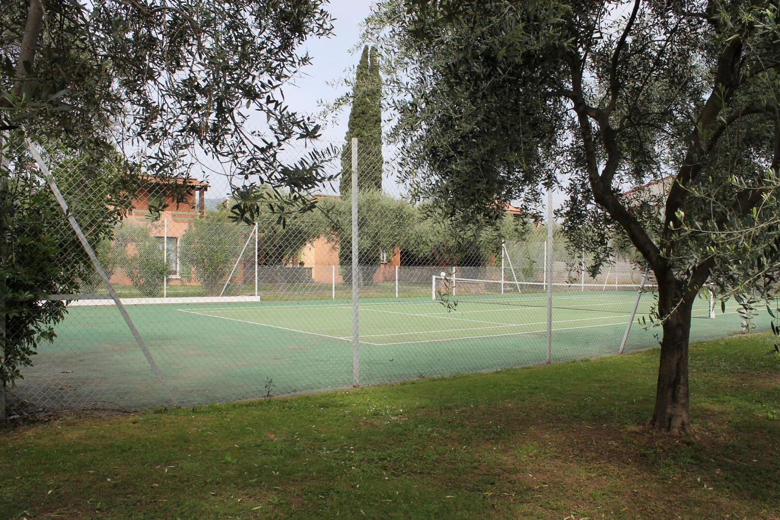 
                                                Location
                                                 Domaine familiale avec piscine et tennis