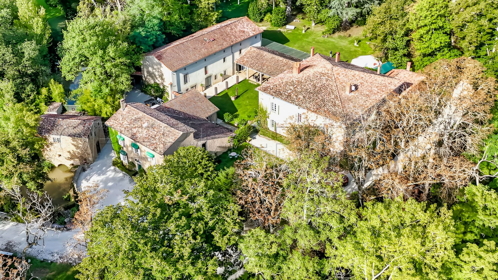 Vente
                                                 DOMAINE HISTORIQUE région Toulouse (Tarn) 2.5 HA