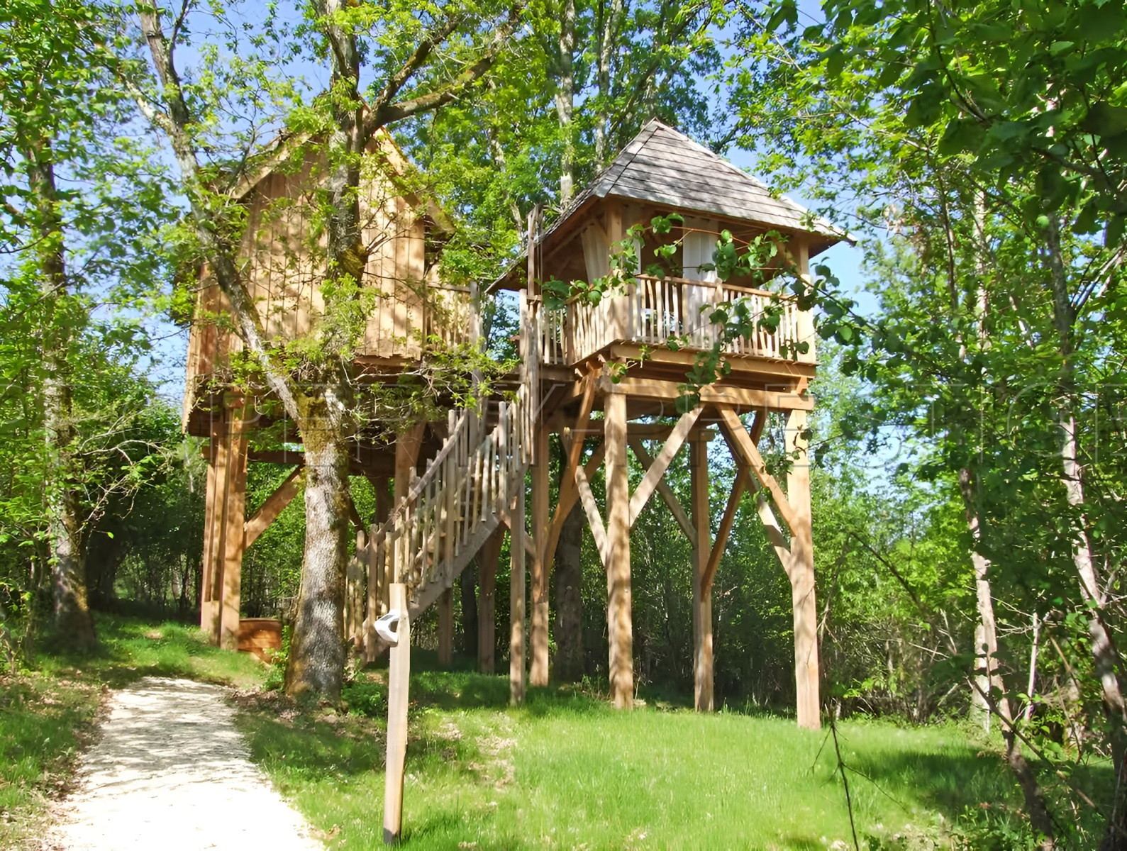 
                                                Vente
                                                 DOMAINE LUXUEUX D'HEBERGEMENTS INSOLITES EN PERIGORD