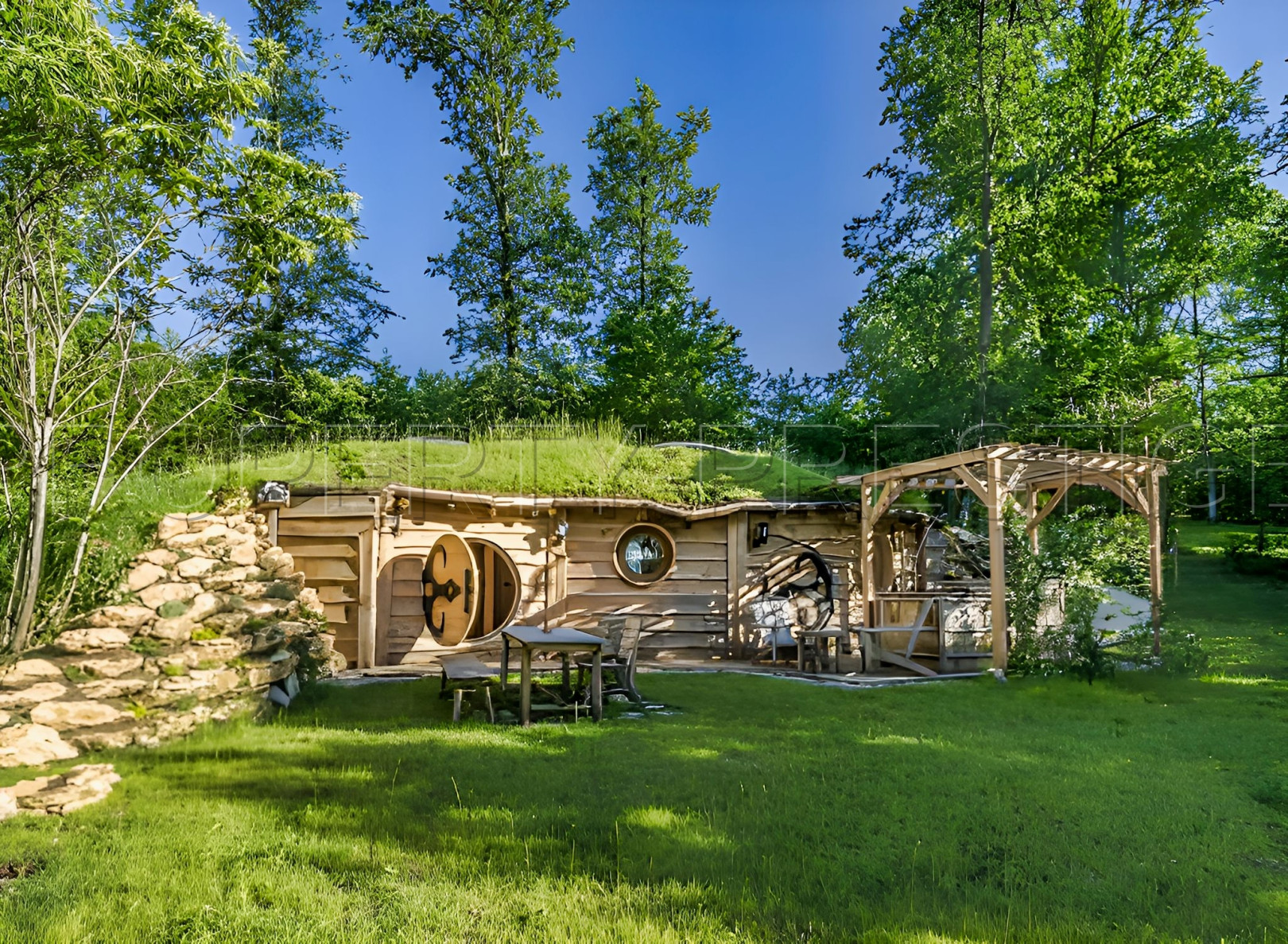 
                                                Vente
                                                 DOMAINE LUXUEUX D'HEBERGEMENTS INSOLITES EN PERIGORD