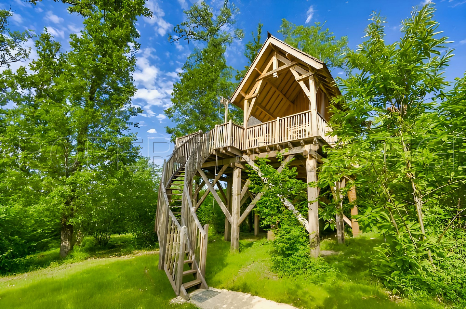 
                                                Vente
                                                 DOMAINE LUXUEUX D'HEBERGEMENTS INSOLITES EN PERIGORD