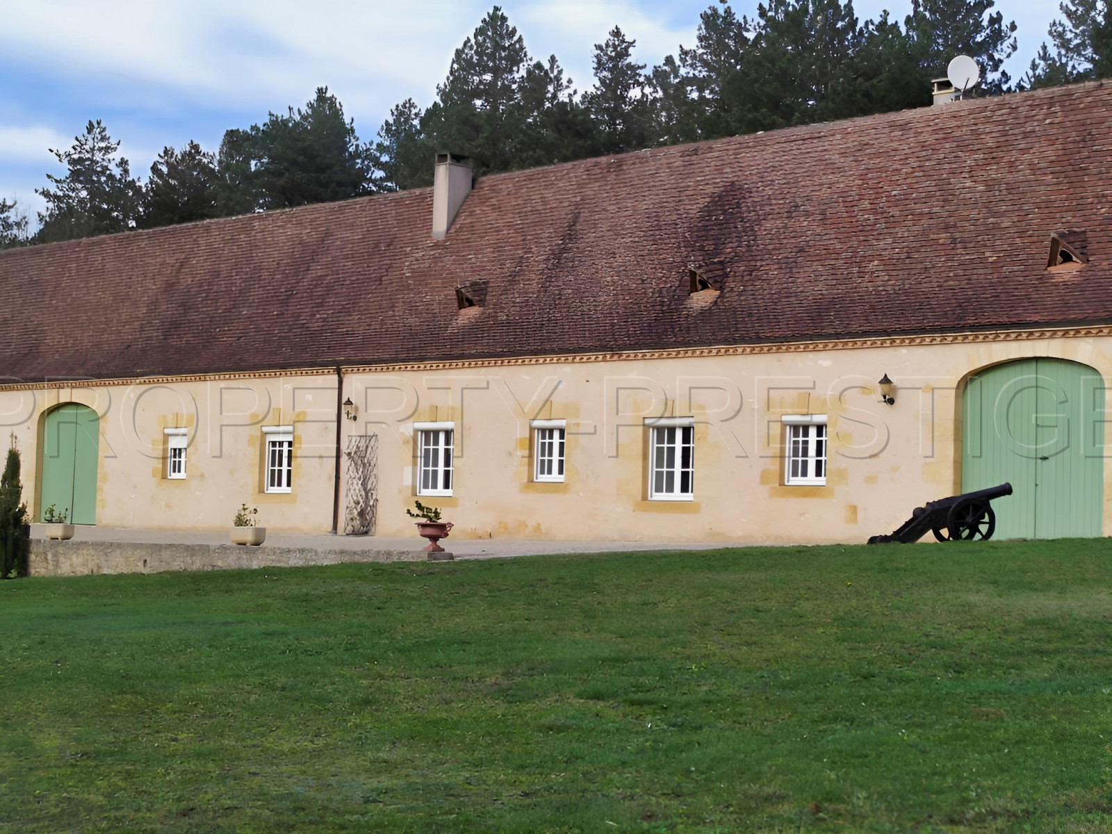 
                                                Vente
                                                 DORDOGNE MANOIR DU XVème 24 HA ETANG PUITS