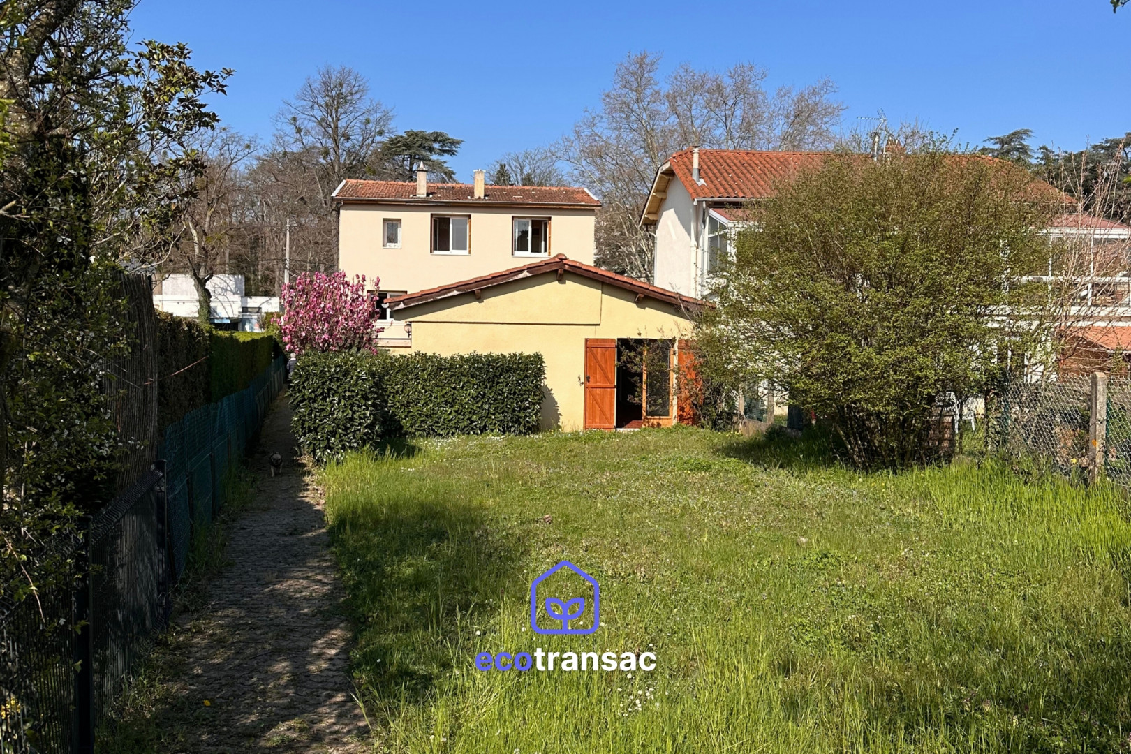 
                                                Vente
                                                 Double maison sur 668 m² de terrain à Saint-Genis-Laval