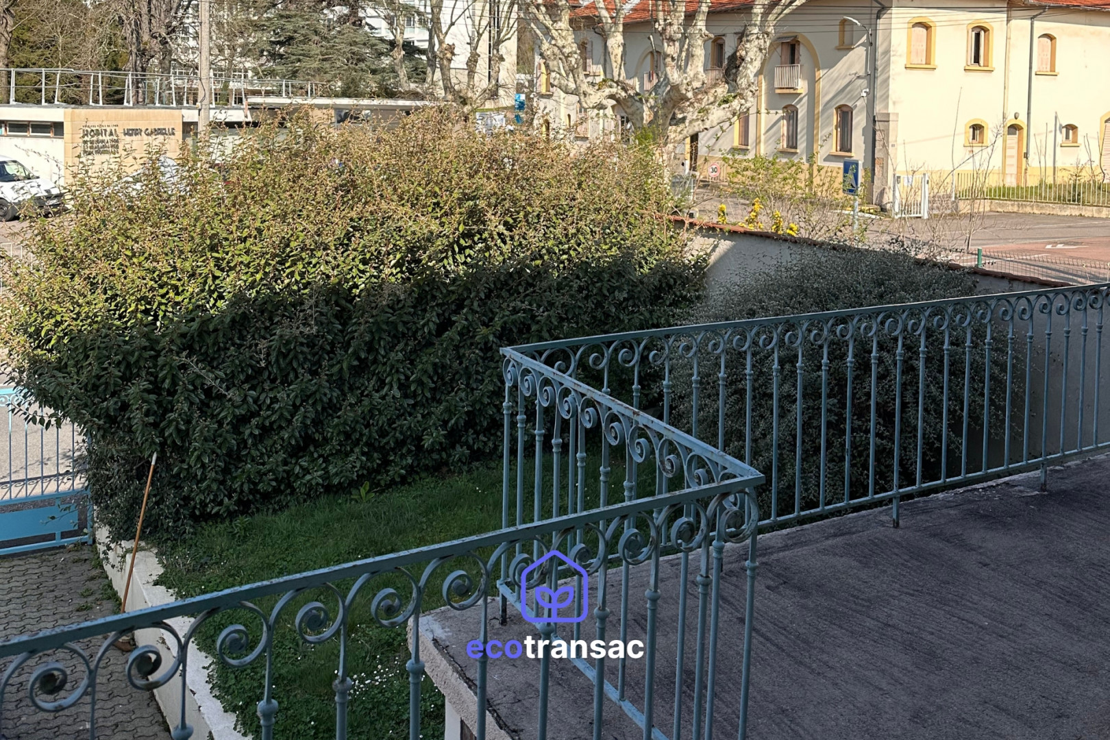 
                                                Vente
                                                 Double maison sur 668 m² de terrain à Saint-Genis-Laval
