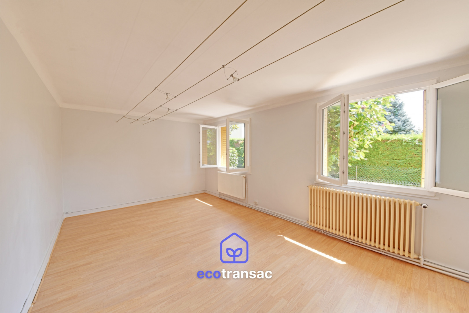 
                                                Vente
                                                 Double maison sur 668 m² de terrain à Saint-Genis-Laval
