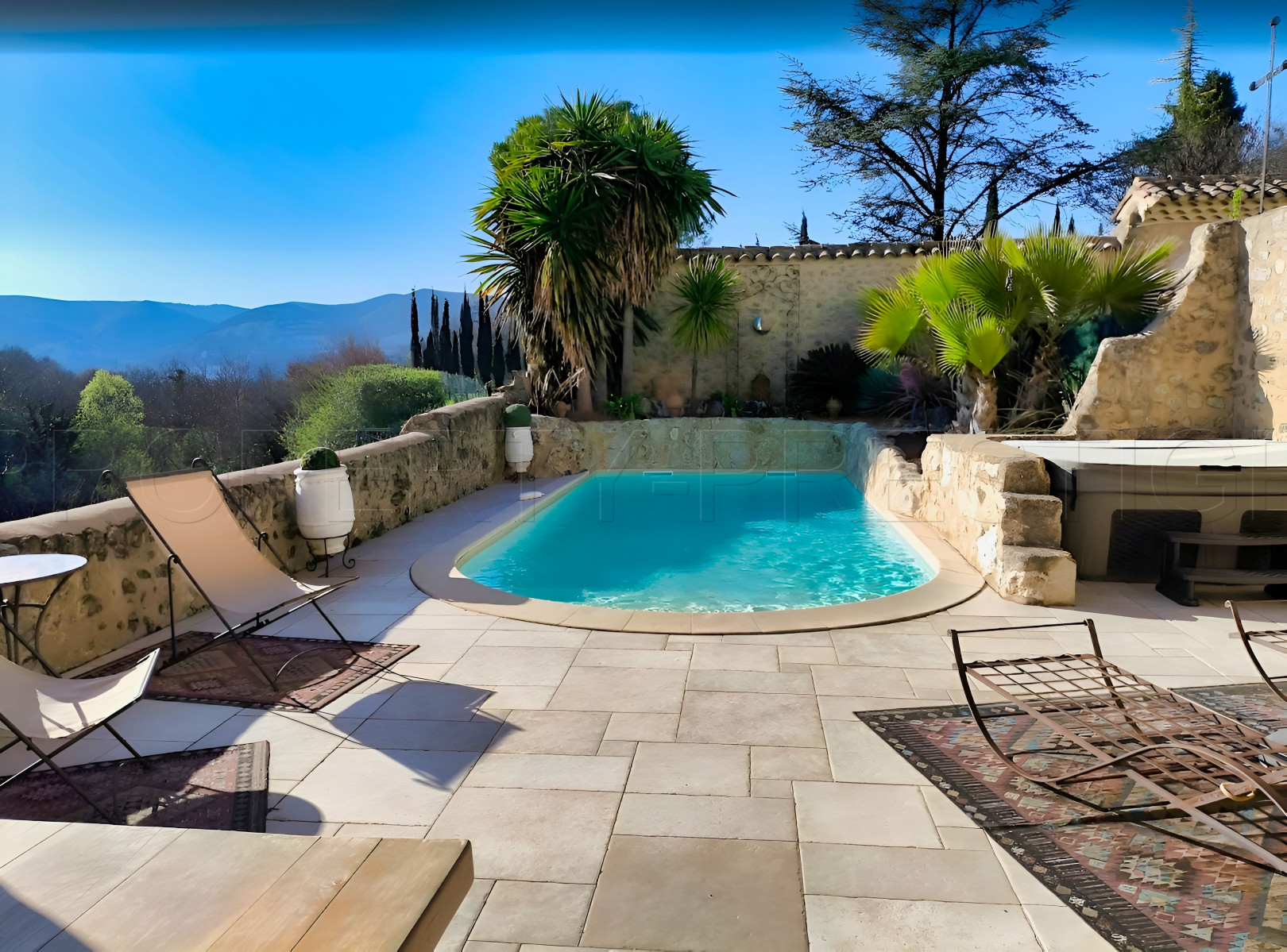 
                                                Vente
                                                 DROME PROVENCALE DOMAINE D'EXCEPTION 15 HA