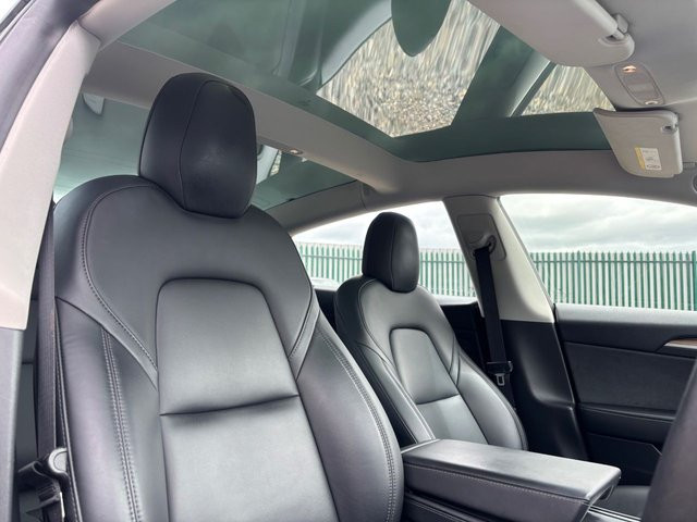 
                                                Voiture
                                                 (Dual Motor) Performance Saloon 4dr Electric Auto 4WDE (Performance Upgrade) (449 bhp)