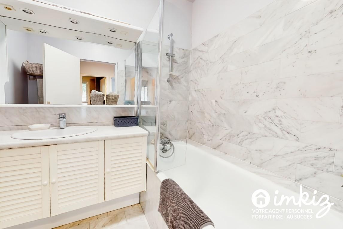 
                                                Vente
                                                 Duplex 137 m2 carrez (168m² sol) 5ch, Pl Alex. 1er
